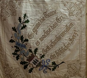 Das Symbol der drei Tannen auf einer historischen Vereinsfahne. Es ist nicht der einzige Platz, wo das Signet in Thalheim präsent ist. 
