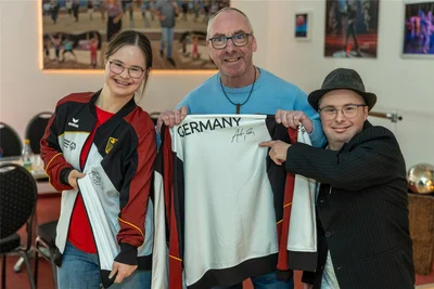 Patrica Schramm, Daniel Pausch und ihr Trainer Jörg Dünnebier (Mitte) bereiten sich auch mental auf das Turnier in Turin vor.