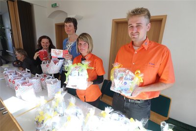 Sparkasse und Edeka-Markt aus Brand-Erbisdorf waren zwei von mehreren Sponsoren und hatten kleine Geschenke für die neuen Kinder von Brand-Erbisdorf mitgebracht.