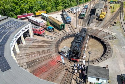 Im ehemaligen Bahnbetriebswerk Glauchau befindet sich an der Drehscheibe der Lokschuppen des Vereins „Interessengemeinschaft Traditionslok 58 3047“.