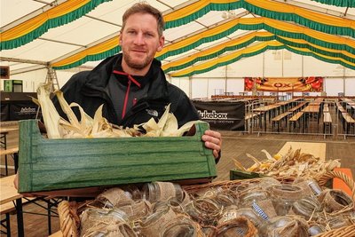 Noch viel zu tun: Patrick Weigel mit Tischdeko im Bierzelt auf dem Festplatz in Schwarzenberg. Die Wiesn geht von Freitag bis Sonntag.