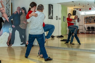 Sitzt auch wirklich alles? Patrica Schramm und Daniel Pausch kontrollieren im Spiegel noch mal den Ausdruck. F