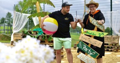 Roci Beyer (l.) und Daniel Schneider freuen sich auf viele Partygäste. Karten gibt es an der Abendkasse für 8 Euro. 