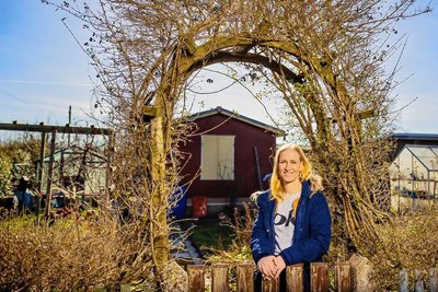 Anne Lukas bewirtschaftet einen Kleingarten in Dresden. Gegen Trockenheit sorgt sie mit Regentonnen vor. Doch das reicht nicht mehr. 