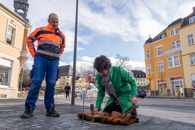 Donnerstag wurde der sanierte Postplatz in Rodewisch freigegeben. Bürgermeisterin Kerstin Schöniger (CDU) schlug den letzten Pflasterstein rein.