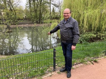Ullrich Drechsel zeigt auf die Stelle, wo er am Donnerstagnachmittag die Schildkröte im Schwanenteichpark entdeckte.