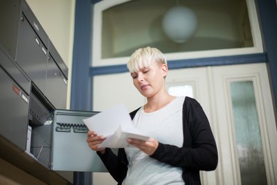 Mieterinnen und Mieter sollten die Betriebskostenabrechnung im besten Fall prüfen, sobald sie angekommen ist.