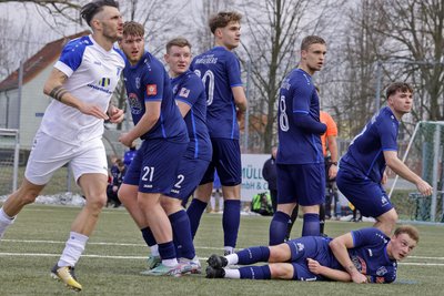 Seine alten Teamkollegen schauen nur hinterher: Andre Luge (l.) kam im Winter aus Marienberg zum VfB Empor und avancierte beim 2:0-Heimsieg zum Rückrundenauftakt mit einem Assist und einem Tor zum Matchwinner gegen den FSV.