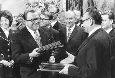 Egon Bahr (rechts) und Michael Kohl beim Austausch der Paraphierungsdokumente nach der Unterzeichnung des Grundlagenvertrages zwischen der Bundesrepublik Deutschland und der DDR 1972.