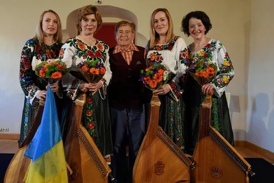 Eberhard Hertel (Mitte) mit den  Künstlerinnen Oksana (links), Lesja (zweite von links), Irina (zweite von rechts) und Olena (rechts) vom ukrainischen Bandura-Quartett Goldkehlchen im Fürstensaal auf Schloss Voigtsberg in Oelsnitz.