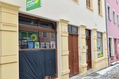 Die zerstörte Schaufensterscheibe des Büros wurde provisorisch abgedichtet.