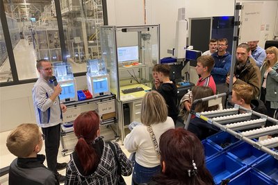 Premiere in Chemnitz: Zur ersten „Langen Nacht der Ausbildung“ gab es für rund 600 Interessierte Einblicke in große Unternehmen der Stadt. Im VW-Motorenwerk erläuterte Nils Wieland im werkseigenen Trainings-Center die Berufsausbildung.