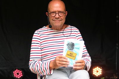 Der aus Flöha stammende Autor Stefan Tschök war beim Park-Picknick 2025 dabei.