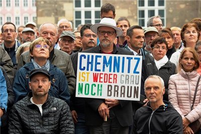 Sachsens Pressefoto des Jahres stammt von Jens Meyer. Aufnahme stammt aus dem letzten August nach den Ausschreitungen in Chemnitz nach dem Tod von Daniel H. und zeigt die Betroffenheit der Bürger - besonders über die rechten Ausschreitungen. Bei einer Kundgebung der Evangelisch-Lutherischen Kirche Chemnitz zeigten die Menschen deutlich: "Chemnitz ist weder grau noch braun".