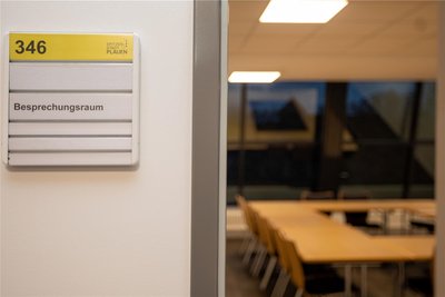 Neue Fraktionsräume und Beratungszimmer: Hinter der schrägen Glasfassade des Plauener Rathauses haben nun auch die aktuell fünf Stadtratsfraktionen gute Arbeitsbedingungen. Räume gibt es sogar für acht Fraktionen.