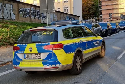 Polizeibeamte haben aus einer Wohung in Freiberg verwahrloste Tiere gerettet.