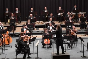 140 Besucher erleben das vorerst letzte Konzert im Kulturhaus - Mit Abstand auf der Bühne: Die Erzgebirgische Philharmonie am Samstagabend im Auer Kulturhaus. 