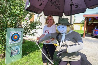 140-Einwohner-Dorf mit zwei Gaststätten und einem Bäcker im Landkreis Zwickau: Ein Besuch in Voigtlaide - Antje von Bock hat – wie viele weitere Einwohner – ihren Vorgarten bereits für das Jubiläum „300 Jahre Voigtlaide“ geschmückt.