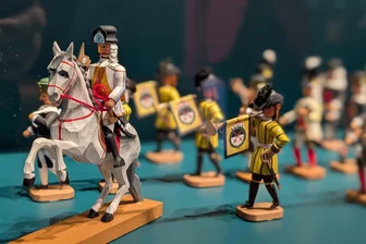 140 Holzfiguren: So kam die neue spektakuläre Bergparade ins Freiberger Museum - Die Bergparade besteht aus 140 gedrechselten und handbemalten Figuren.