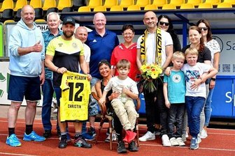 140 Kilometer für Hospiz - Christin Ziehr (sitzt in der Mitte mit ihrem Sohn auf dem Schoß) hat ihr Ziel erreicht und ist 350 Runden im Vogtlandstadion für den guten Zweck gelaufen. Nach Ablauf der Zeit wurde sie gebührend empfangen.