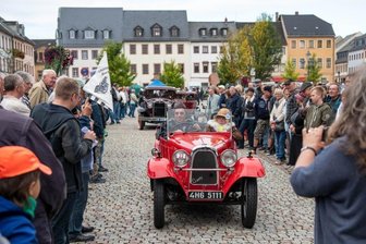 140 Oldtimer fahren durch die Region - 