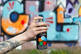 140 Quadratmeter eines Zuges in Zwickau mit Graffiti besprüht -