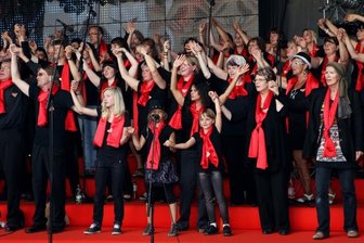 140 Sänger und mitreißende Rhythmen - Hand in Hand auf der Bühne am Schlossplatz zum Tag der Sachsen in Freiberg: Der erzgebirgische Gospelchor ist morgen in den Kirchen Neuhausen und Augustusburg nochmals zu erleben.