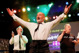 1400 Partygäste feiern bei letzter DJ-Oldie-Nacht in Plauen - Andreas Reuter (Mitte), Gerd Schremmer und Albrecht Lenk (rechts) ließen auf der Bühne die alten Disco-Zeiten noch einmal aufleben.