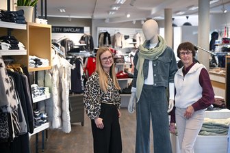 145 Jahre Familientradition in Limbach-Oberfrohna: Was ist das Erfolgsgeheimnis des Modehauses Mehner? - Daniela Kreher (links) und Annett Kreher leiten das Modehaus Mehner in Limbach-Oberfrohna in fünfter und sechster Generation.
