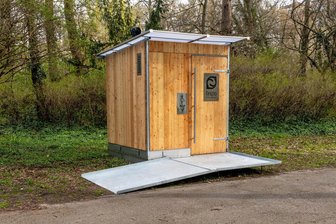 15.000-Euro-Test: Was ein Ort im Erzgebirge gegen Wildpinkler tut - So ein Toilettenhäuschen soll in Weitersglashütte aufgestellt werden.
