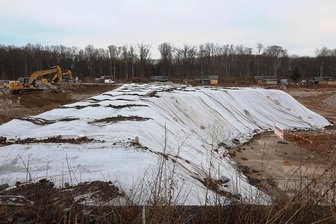15.000 Tonnen radioaktives Material in Meerane: Abtransport dauert länger als gedacht - Das Haldenmaterial, was abtransportiert werden muss, ist mit Planen abgedeckt.