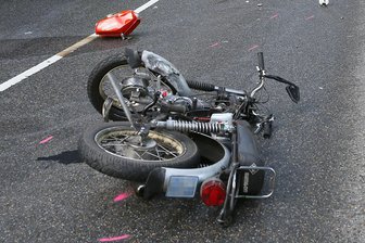 15-jährige Beifahrerin bei Simson-Unfall im Vogtland schwer verletzt - In Jößnitz ist es am Montag zu einem Unfall mit einer Simson gekommen.