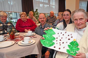 15-Jährige erwärmt mit Aktion für Senioren in Oederan Herzen - Alea Morgenstern hat eine Grußaktion initiiert, die für die Omis und Opis gebastelt und geschrieben haben. Sie übergibt sie stellvertretend an Christa Richter. Heimleiter Stephan Seidel verfolgt das Geschehen..