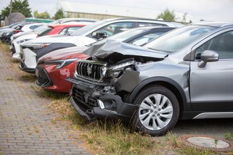15-Jähriger ohne Führerschein baut schweren Unfall mit vier Autos in Plauen und flieht anschließend zu Fuß - Ein 15-Jähriger schoss in Plauen über einen Kreisverkehr und landete in ausgestellten Fahrzeugen eines Autohauses
