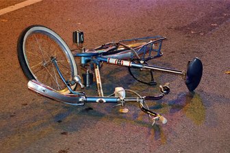 15-jähriger Radfahrer nach Unfall in Chemnitz verstorben - Der Radfahrer verletzte sich bei dem Unfall schwer und musste in ein Krankenhaus gebracht werden.