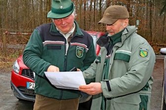 15 Jahre nach Kyrill ist der Werdauer Wald ein anderer - Bernd Härtel (links), Leiter des Forstbezirkes Plauen, im Gespräch mit Uwe Hempel, zuständig für das Revier Trünzig.