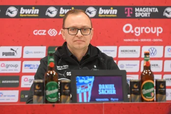15 Jahre Pressesprecher beim FSV Zwickau: Was waren die schönsten, die bittersten und die verrücktesten Momente? - Daniel Sacher leitet seit vielen Jahren die Pressekonferenzen beim FSV Zwickau. Das ist aber nur eine von vielen Aufgaben des 45-Jährigen, der hier auf einem Foto von 2023 zu sehen ist.