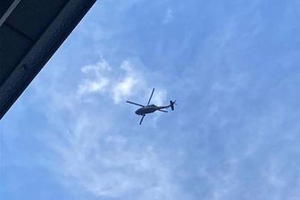 15 US-Hubschrauber donnern übers Erzgebirge: Bundeswehr klärt zu Flügen auf - Mehrere Kampfflugzeuge sind jetzt über das Erzgebirge gedonnert. Das Foto zeigt eine der Maschinen über Eibenstock.