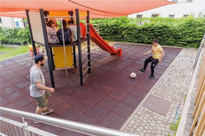 Vor geraumer Zeit wurde das Domizil um einen kleinen Spielplatz erweitert. Dieser kann auch zum Fußballspielen genutzt werden.