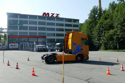 Auf dem großen Parkplatz am ehemaligen Zschopauer MZ-Werk, wo seit zehn Jahren die Abschlussprüfung stattfindet, war unter anderem ein Rangierparcours zu meistern.