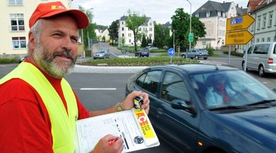 
              <p class="artikelinhalt">Blinkmuffeln auf der Spur: Dieter Wendler, Freiberger Kreisvorsitzender des Automobilclubs Europa, am Kreisverkehr in der Frauensteiner Straße in Freiberg. </p>
            