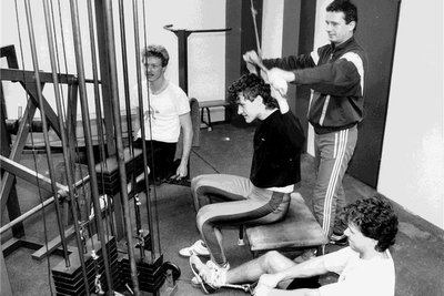 1991 im Kraftraum: Klaus Ebert arbeitet mit Roland Freier (l.), Frank Dittrich und Dirk Sonnenfeld (r.).