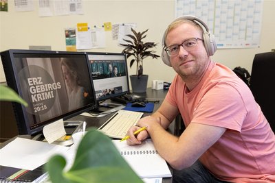 Patrick Herrl betritt Neuland. Für ihn ist es die erste Episode des Erzgebirgskrimis, die er von Anfang bis Ende gesehen hat.
