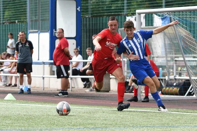 In der vorigen Saison scheiterten die B-Junioren von Fortuna Langenau (rote Trikots), hier im einem Spiel gegen Germania Mittweida, in der 3. Pokalrunde an Chemie Leipzig.