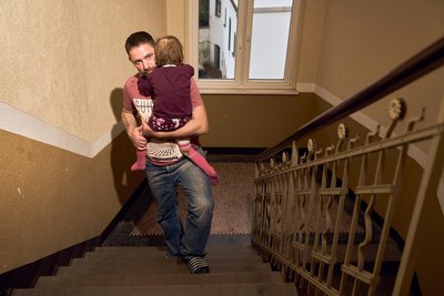 Sven Brand muss seine Tochter bis ins Dachgeschoss tragen. Einen Fahrstuhl gibt es in dem Haus nicht.