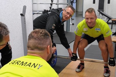 2015 im Kraftraum: Klaus Ebert korrigiert Nico Ihle an der Hantel. 