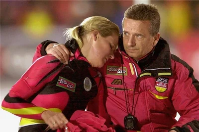 Budapest 2001: Klaus Ebert muss Gunda Niemann-Stirnemann nach deren Disqualifikation bei der Mehrkampf-WM trösten. 