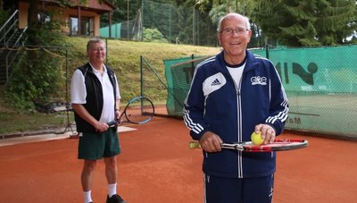 Vereinsvorsitzender Andreas Tzscheutschler und Nachwuchstrainer Erland Richter (vorn) sind froh, dass der erste Bauabschnitt geschafft ist. Der TC Rockelmann verbessert damit die Trainingsbedingungen für seine Nachwuchsarbeit. 