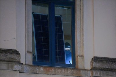 Ein Polizist durchsucht eine Wohnung in Sachsens Landeshauptstadt. Der seit 6 Uhr in der Früh laufende Einsatz mit 140 Beamten bezog sich aktuell auf fünf Objekte, hauptsächlich Wohnungen, in verschiedenen Dresdner Stadtteilen und eines in der nahen Kleinstadt Heidenau. 