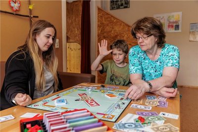 Gesellschaftsspiele gehören ebenso zum Angebot. Praktikantin Marielle Seltmann, Ben aus Annaberg-Buchholz und Erzieherin Christa Schneider spielen eine Runde Monopoly.